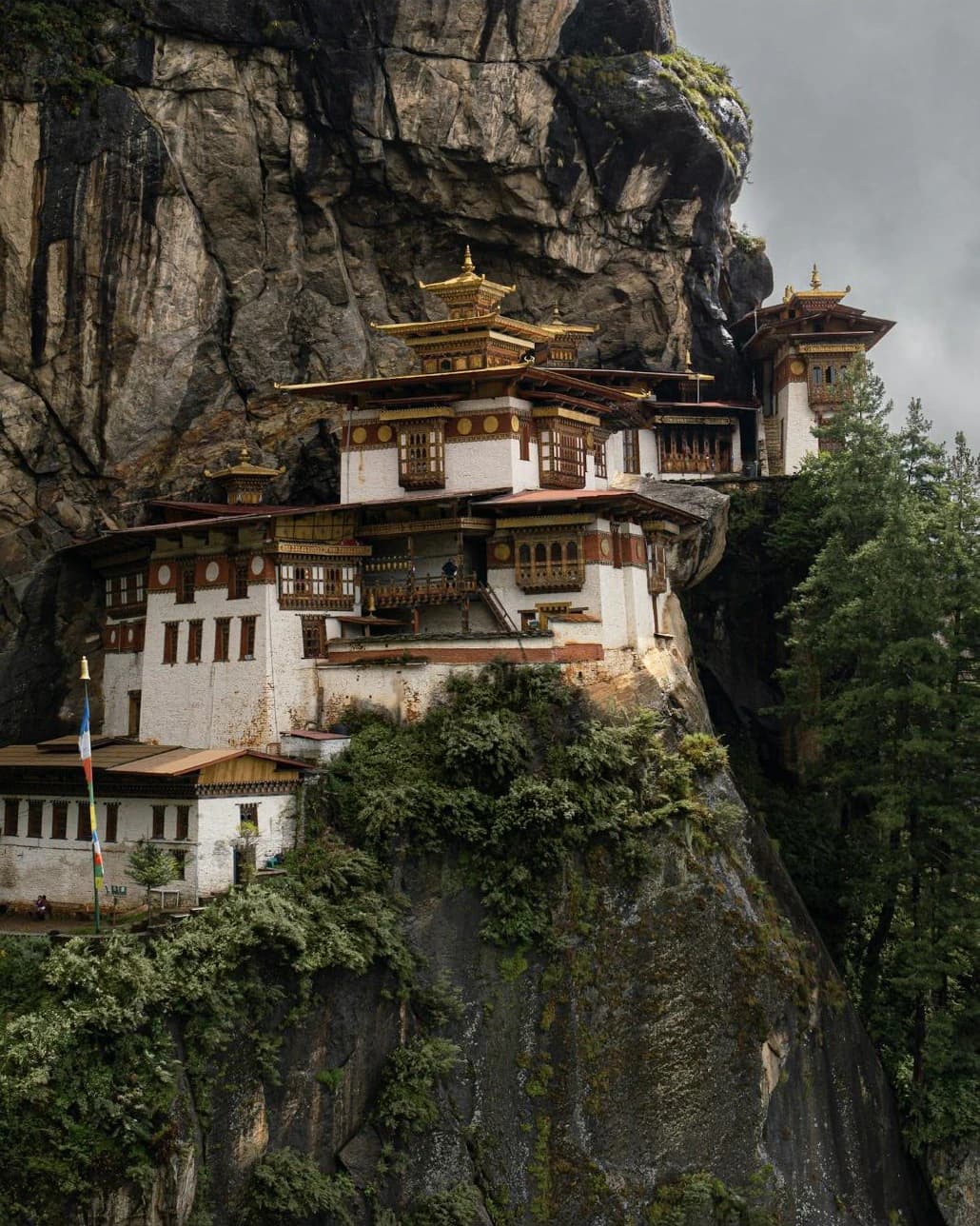 Il monastero di Taktsang aggrappato alla parete di roccia in alto sopra la valle di Paro, raggiungibile a piedi.