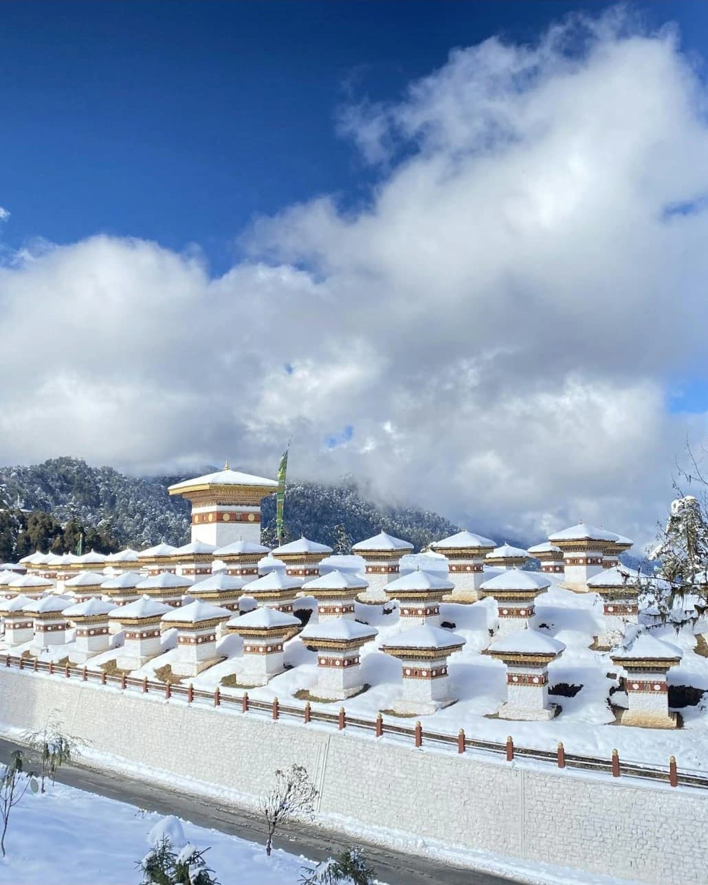 I 108 chorten commemorativi al passo Dochu La, sulla strada che da Thimphu porta verso est.