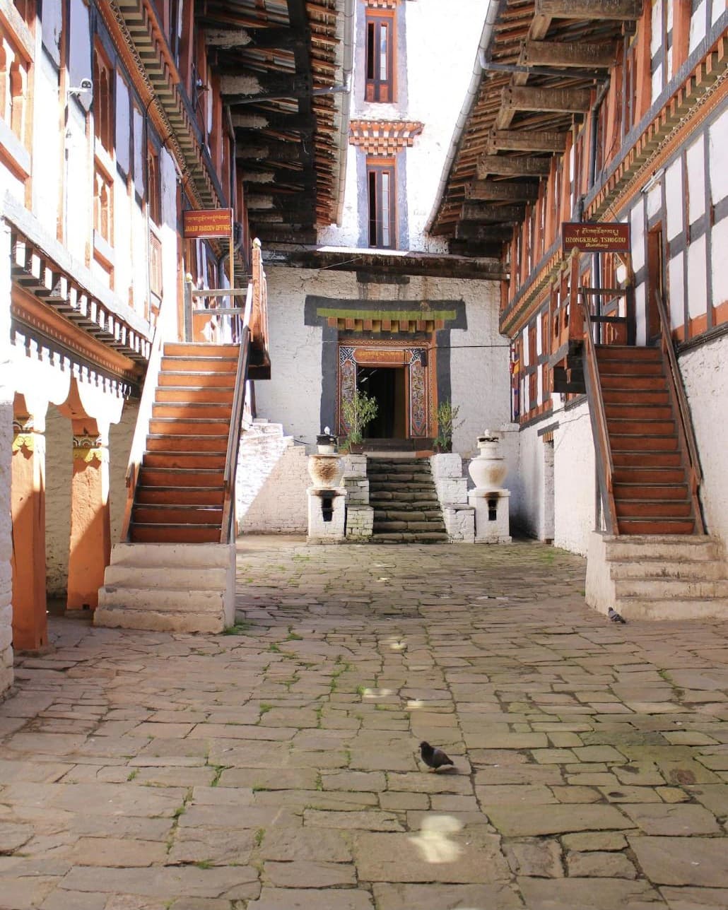 Templi e case contadine nella valle di Bumthang, il cuore spirituale del Bhutan.