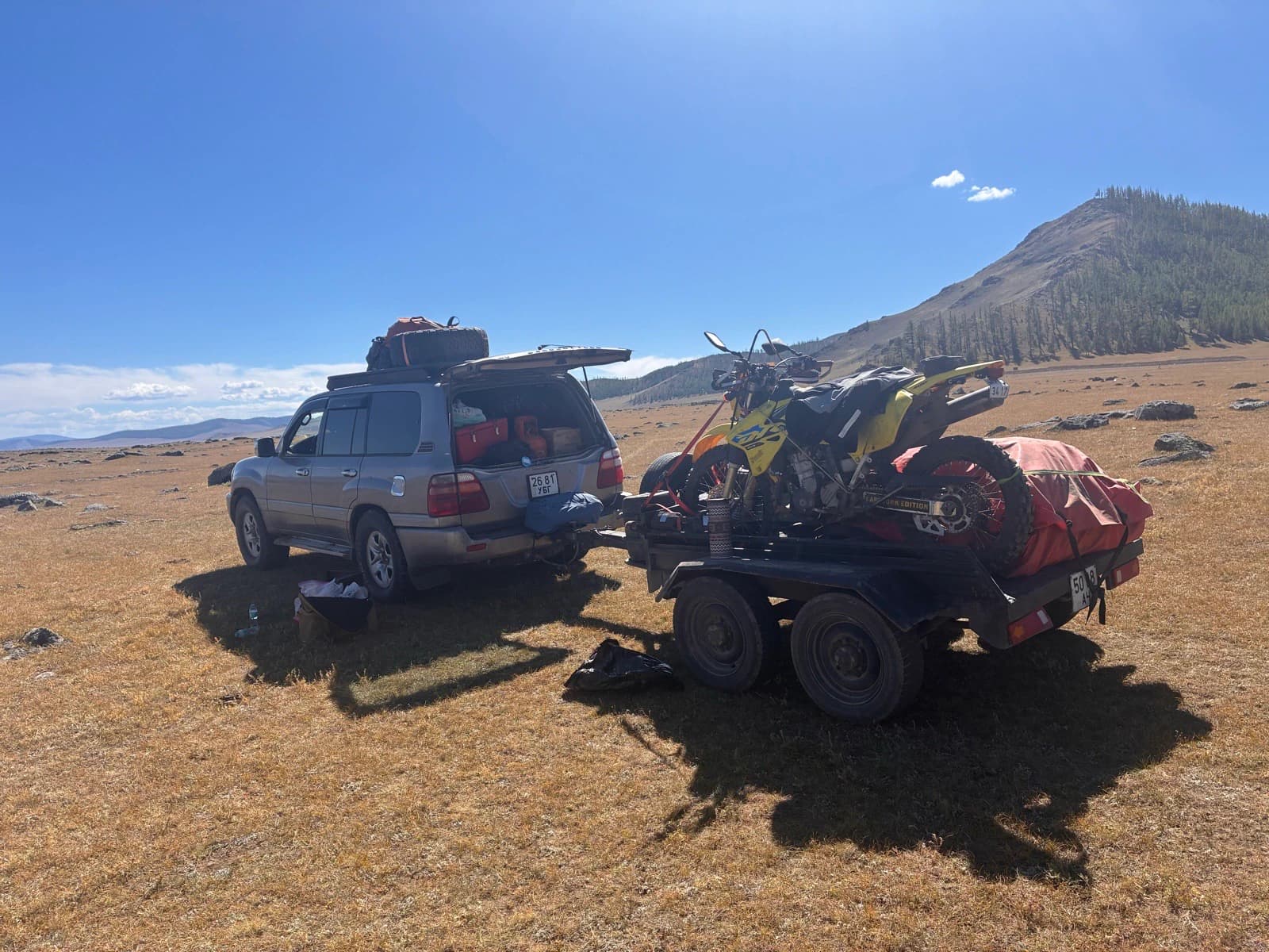 Support vehicle with a motorcycle trailer on the Mongolian steppe