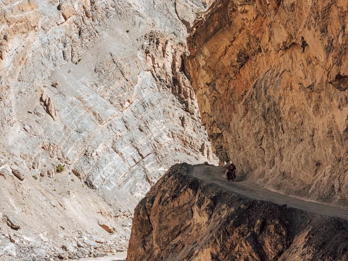 Motociclisti lungo una stretta strada a strapiombo nella valle dello Spiti