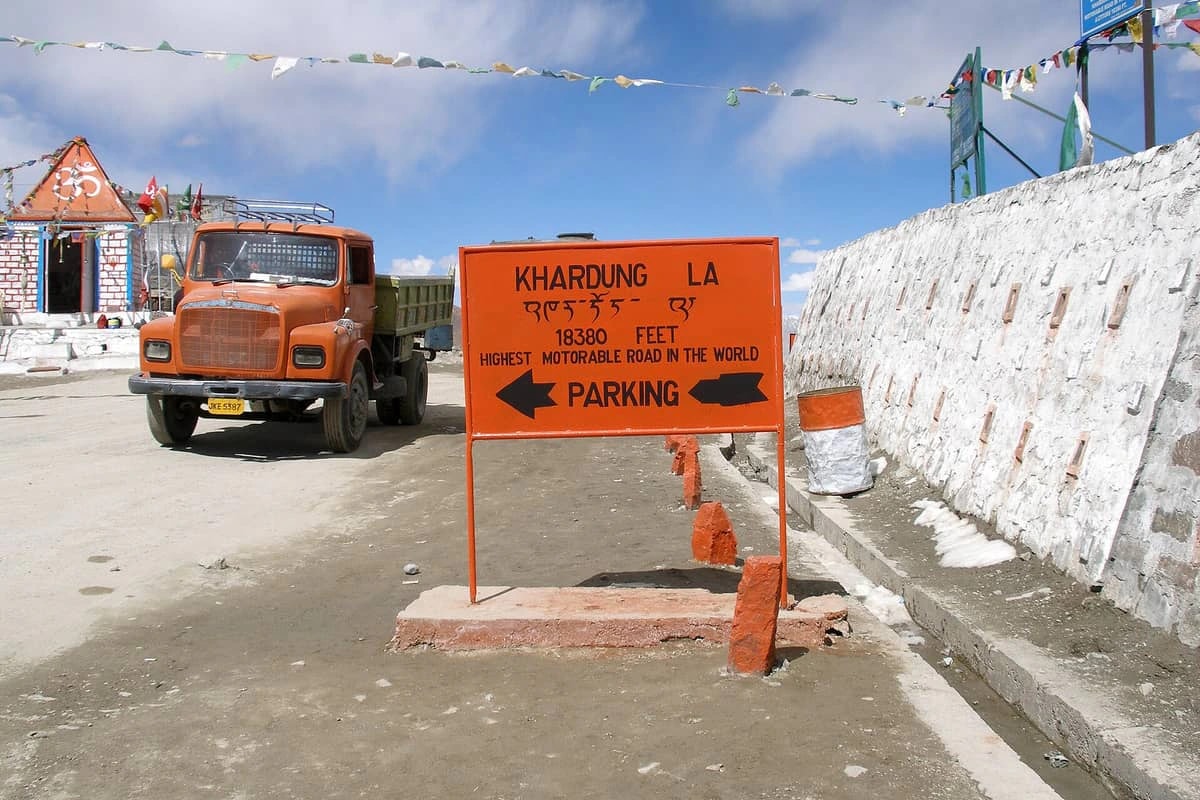 Khardung La road